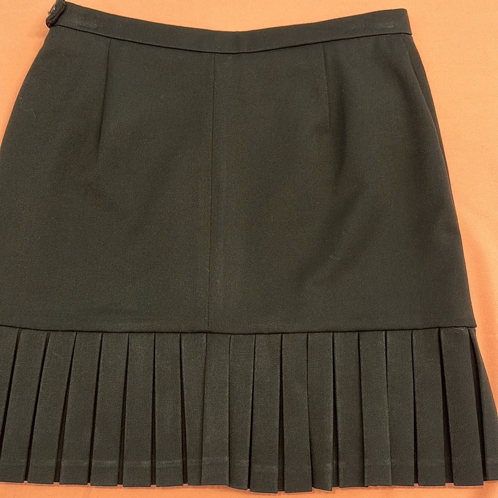 Black pleaded mini skirt. Size 4. - Picture 2 of 5